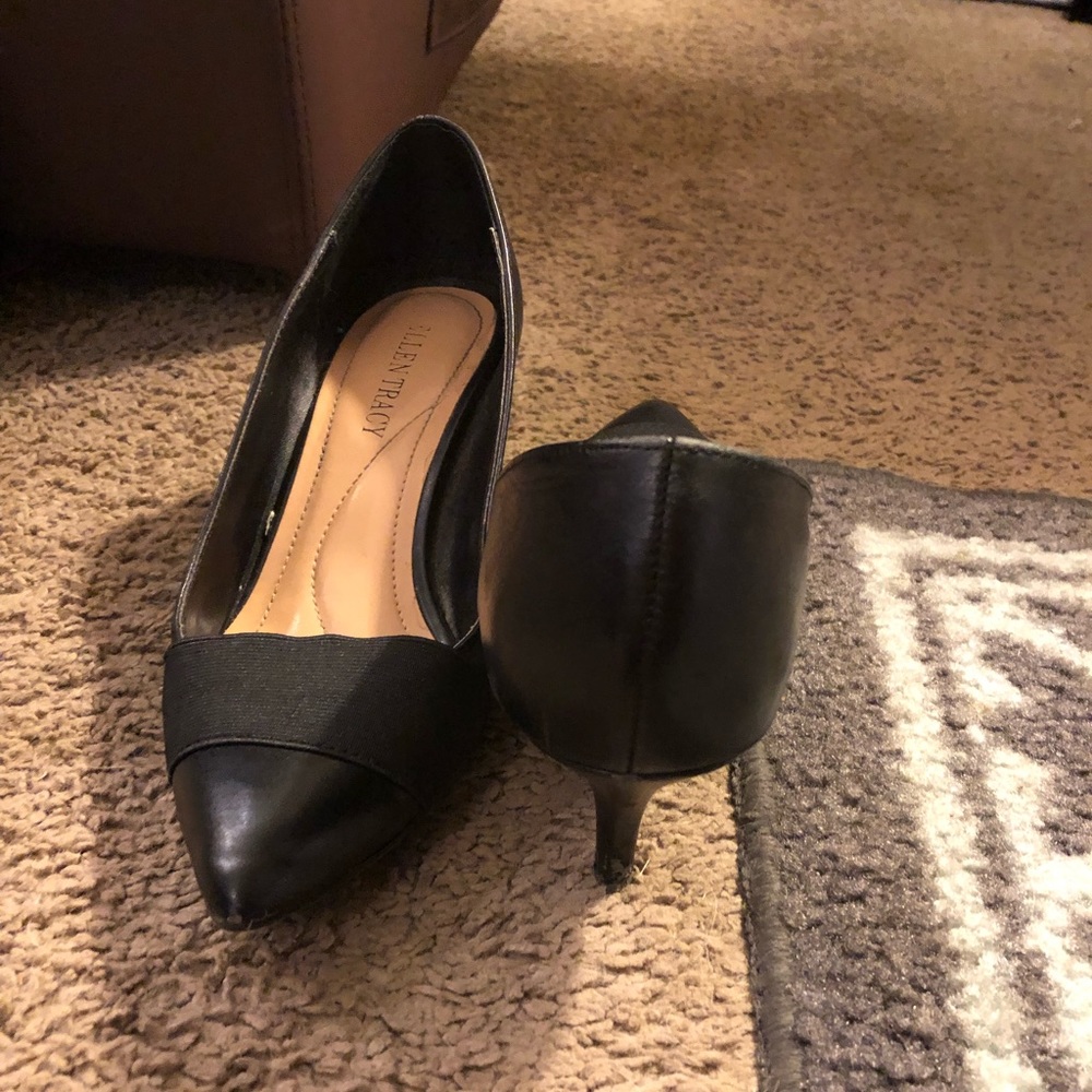 Black pumps